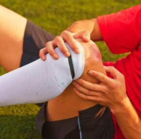 Football player hurt his knee